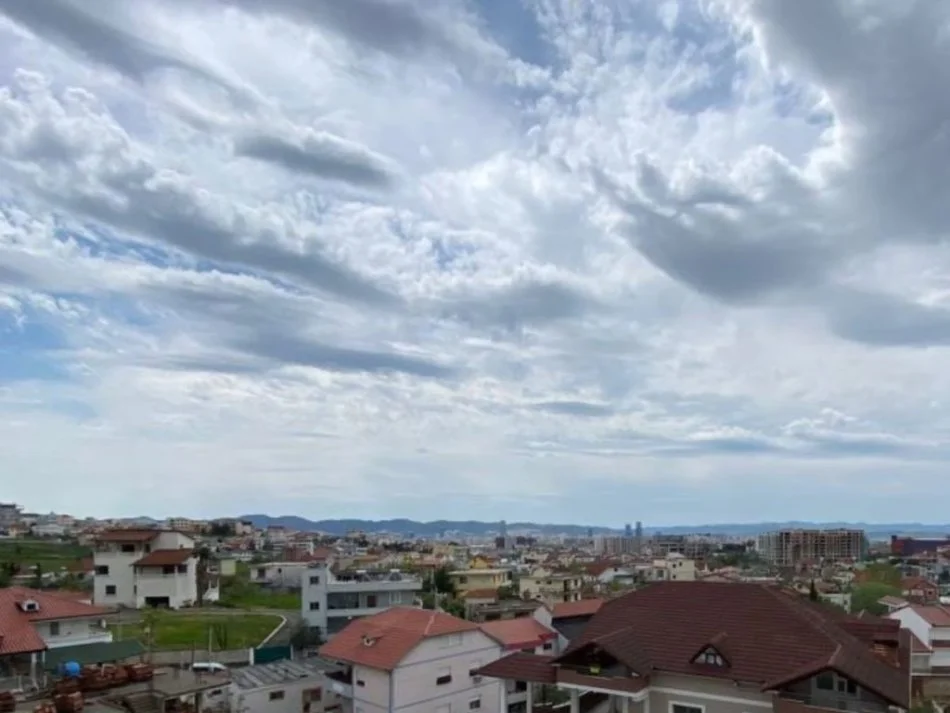 Tirane, jepet me qera 1+1 Kati 4, 60 m² 300 € (fresk)