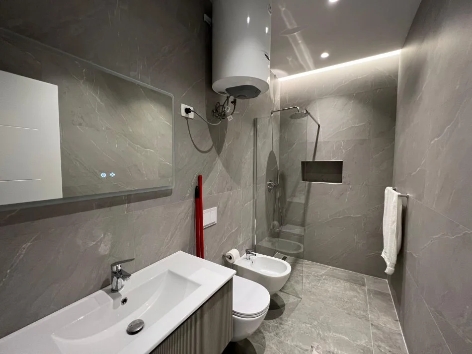 Tirane, jepet me qera apartament 2+1 Kati 4, 92 m² 700 € (Rruga 5 maji)