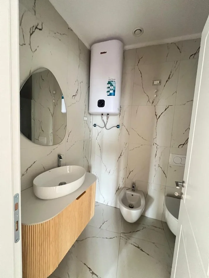 Tirane, jepet me qera apartament 2+1 Kati 3, 131 m² 2.000 € (Lake View)