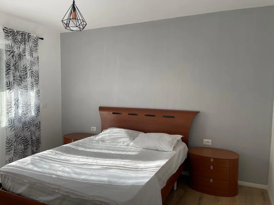 Tirane, jepet me qera apartament 2+1+Ballkon Kati 3, 80 m² 650 € 