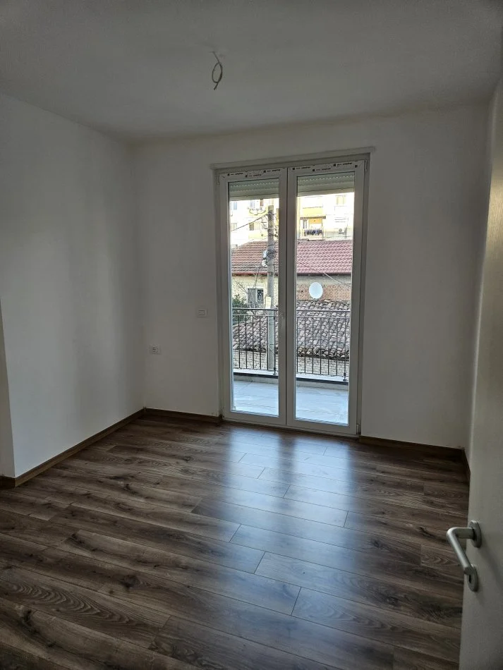 Tirane, jepet me qera apartament 2+1+Ballkon Kati 2, 110 m² 800 € (Tregu Elektrik)