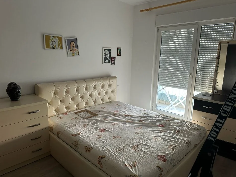 Tirane, jepet me qera apartament 1+1+Ballkon Kati 4, 55 m² 450 € (tek 21-Dhjetori)