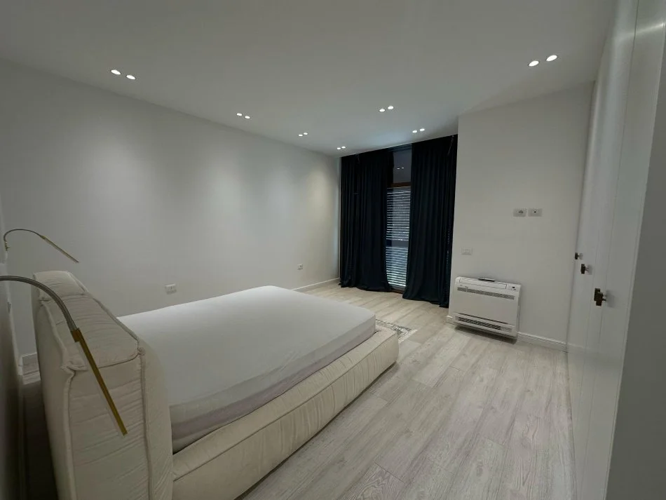 Tirane, jepet me qera apartament 2+1+Ballkon Kati 1, 120 m² 1.203 € (QIRA, APARTAMENT 2+1+2 LIQENI I THATE!)