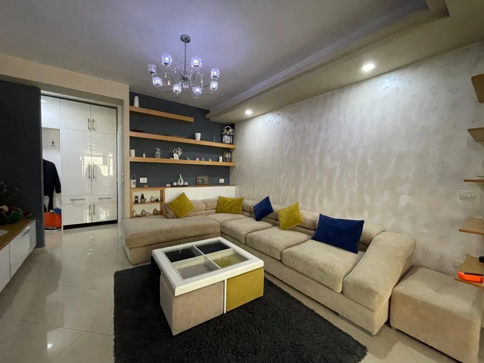 Tirane, jepet me qera apartament 2+1+Ballkon Kati 5, 110 m² 550 € (Astir)