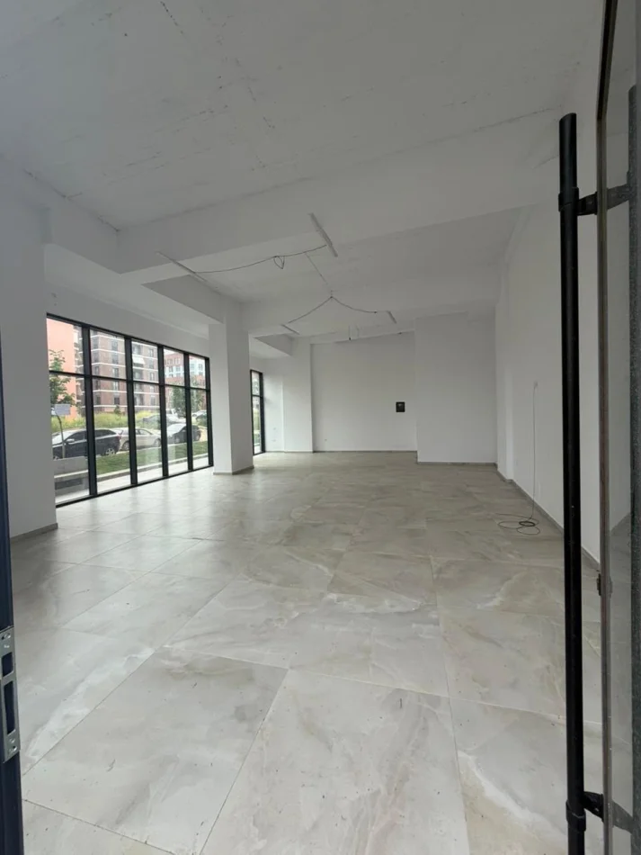 Tirane, jepet me qera ambjent biznesi Kati 0, 112 m² 1.000 € (Rruga sokrat miho)