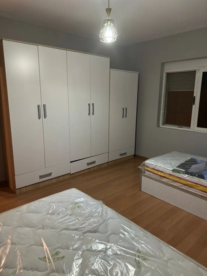 Tirane, jepet me qera apartament 2+1+Ballkon Kati 4, 85 m² 500 € (Rr Irfan Tomini perballe Hilton Hotel)