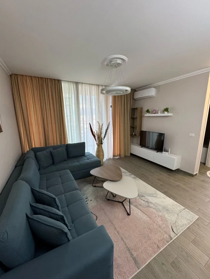 Tirane, jepet me qera apartament 2+1+Ballkon Kati 7, 100 m² 750 € 