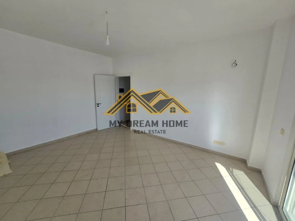 Durres, jepet me qera apartament 2+1+Ballkon Kati 8, 80 m² 300 € (TREGU INDUSTRIAL)