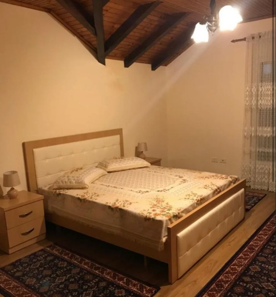 Tirane, jepet me qera Vile 3+1+Ballkon Kati 3, 550 € 