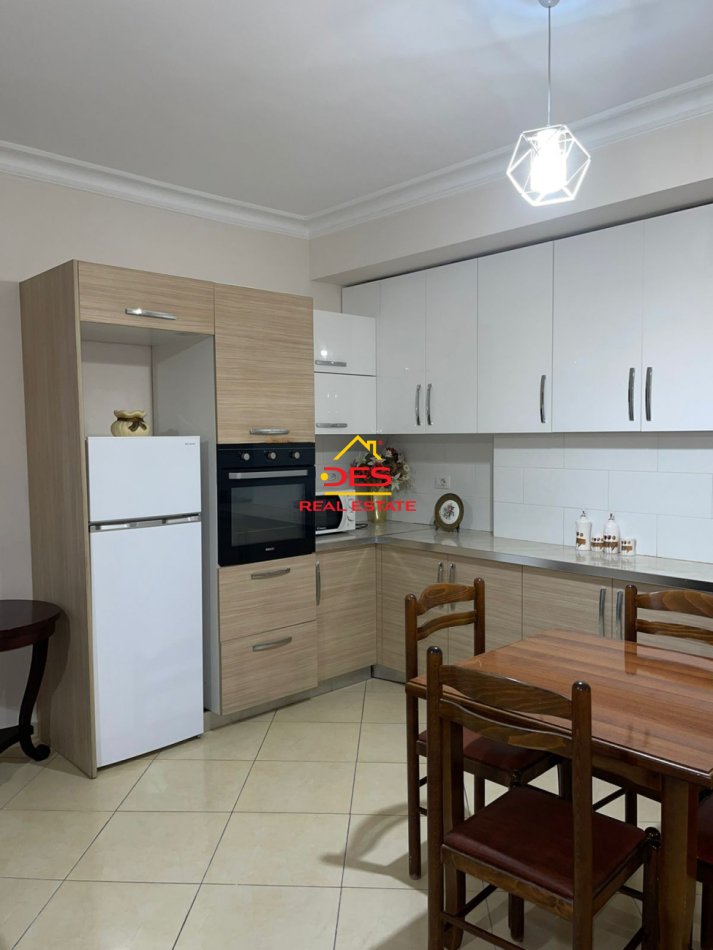 Vlore, jepet me qera apartament 3+1+Ballkon Kati 5, 120 m² 500 € (Rruga Nermin Vlora Falaski ,Vlorë)
