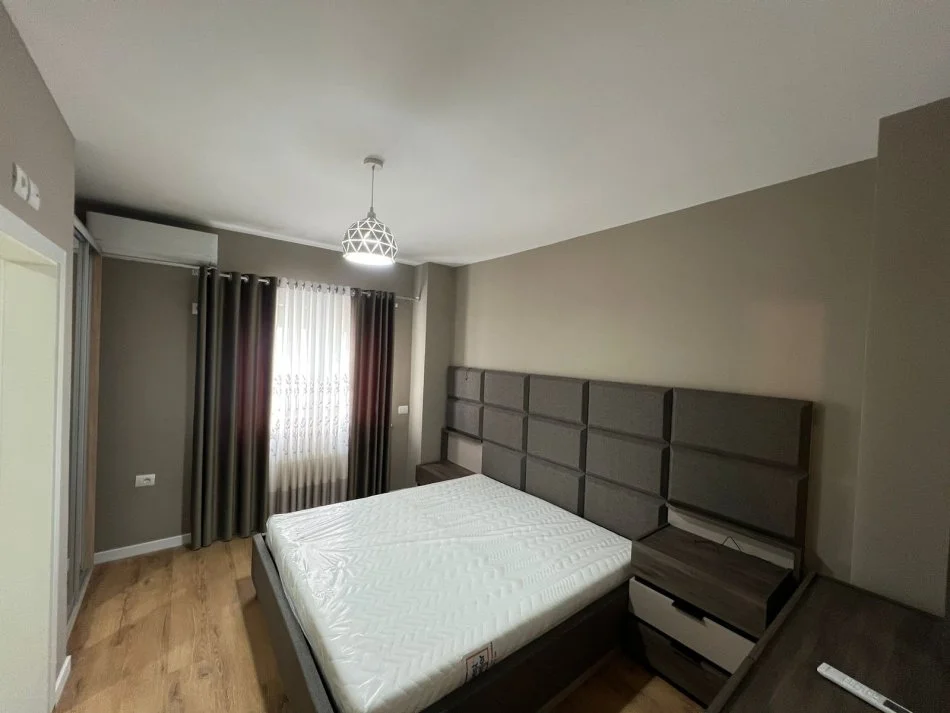 Tirane, jepet me qera apartament 2+1 Kati 2, 150 m² 900 € (Kopshti botanik)