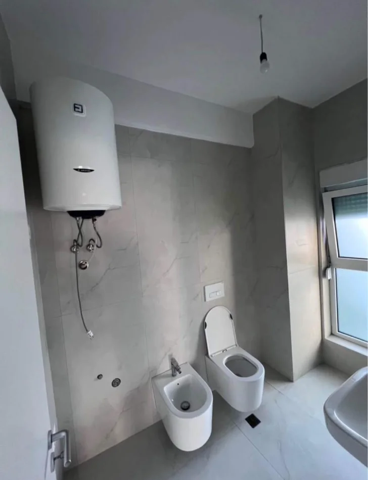 Tirane, jepet me qera apartament 1+1+Ballkon Kati 8, 60 m² 35.000 € (Ali Demi)