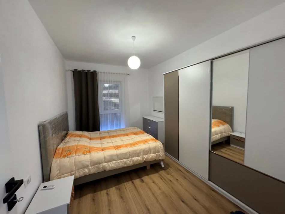 Tirane, jepet me qera apartament 2+1 Kati 2, 100 m² 1.000 € (Shkolla e kuqe)