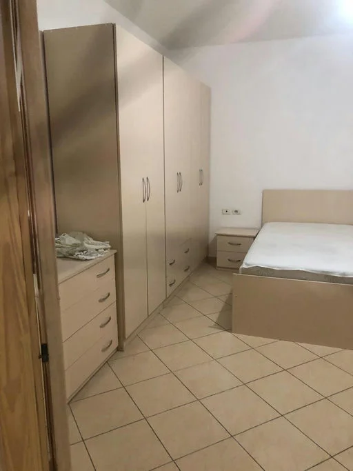 Tirane, jepet me qera apartament 1+1+Ballkon Kati 3, 50 m² 500 € (Rruga "Peti")