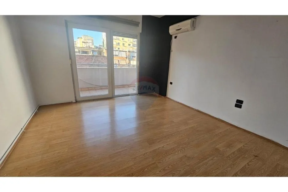 jepet me qera , 97 m² 850 € (Ambjent me qira per zyra te Posta nr 8)