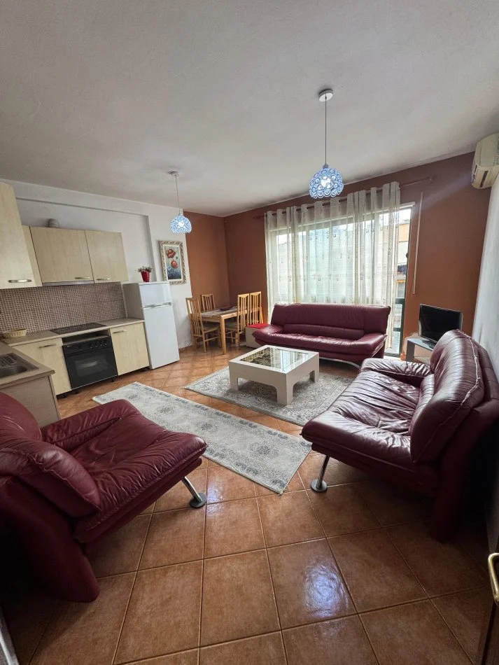 Tirane, jepet me qera apartament 1+1+Ballkon Kati 5, 80 m² 350 € (Prane Restorant Freskut)