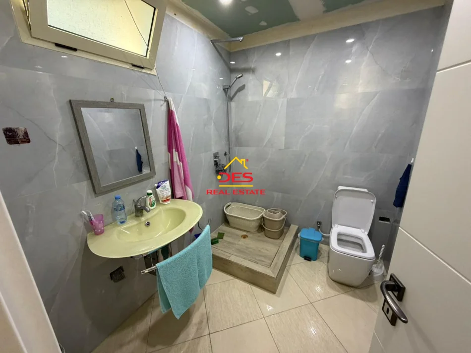 Shqiperi, jepet me qera Vile 1+1+Ballkon Kati 3, 80 m² 300 € (Rruga Demokracia)