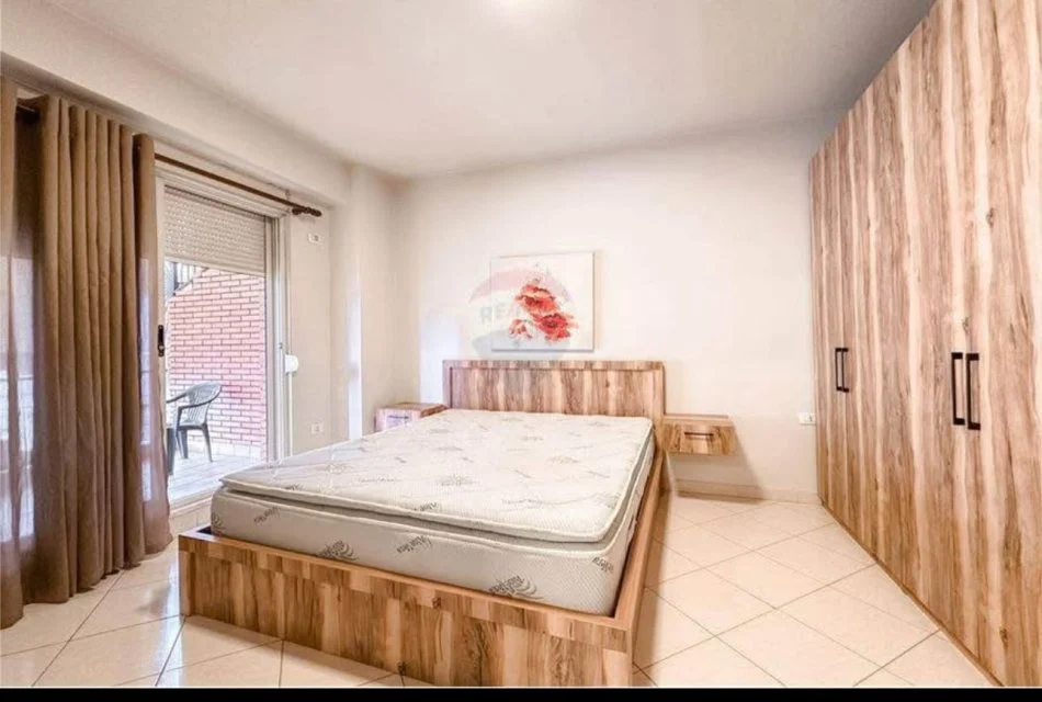 Tirane, jepet me qera apartament 1+1+Ballkon Kati 8, 65 m² 550 € (Rruga e Kavajes)