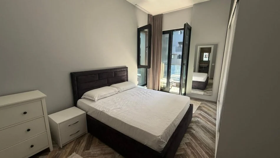 Tirane, jepet me qera apartament 3+1+Ballkon Kati 5, 145 m² 1.200 € (Square 21)