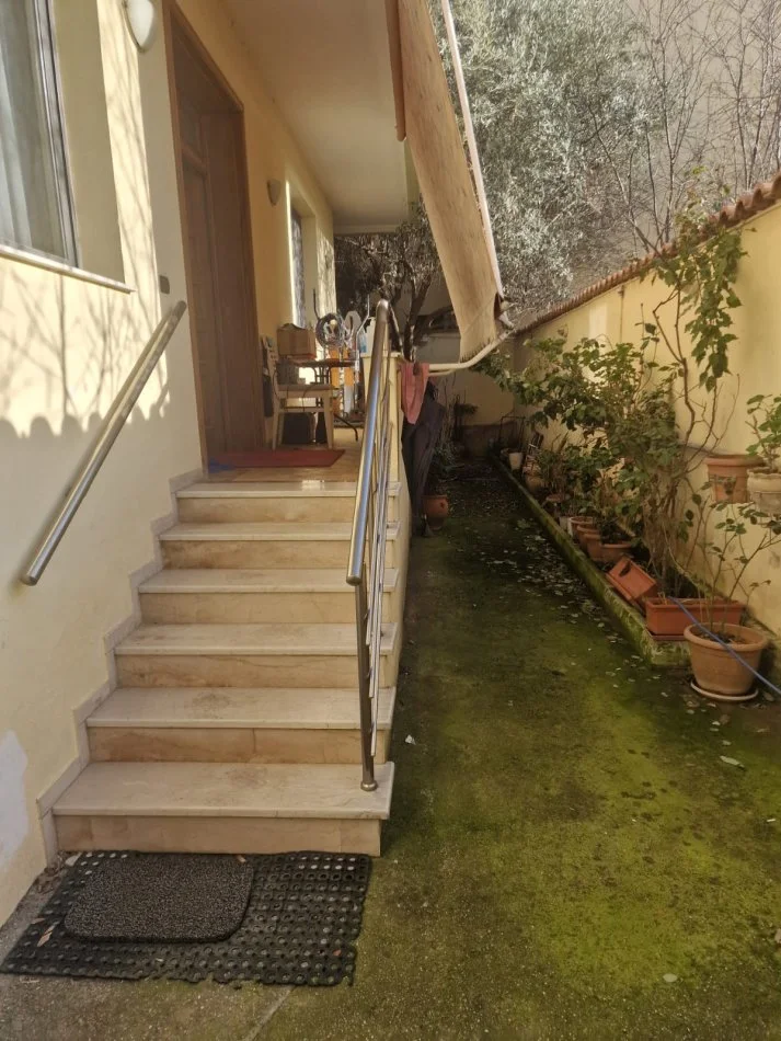 Tirane, jepet me qera Vile 2+1+Ballkon Kati 1, 100 m² 550 € (Rruga Tele Ndini)