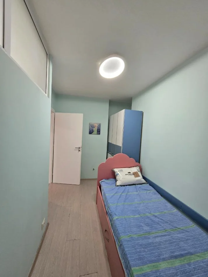 Tirane, jepet me qera apartament 3+1 , 110 m² 700 € (Pazari i ri)