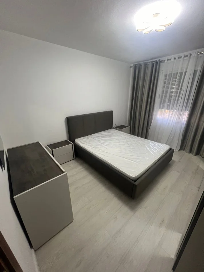 Tirane, jepet me qera apartament 1+1 Kati 3, 70 m² 650 € (Komuna Parisit)
