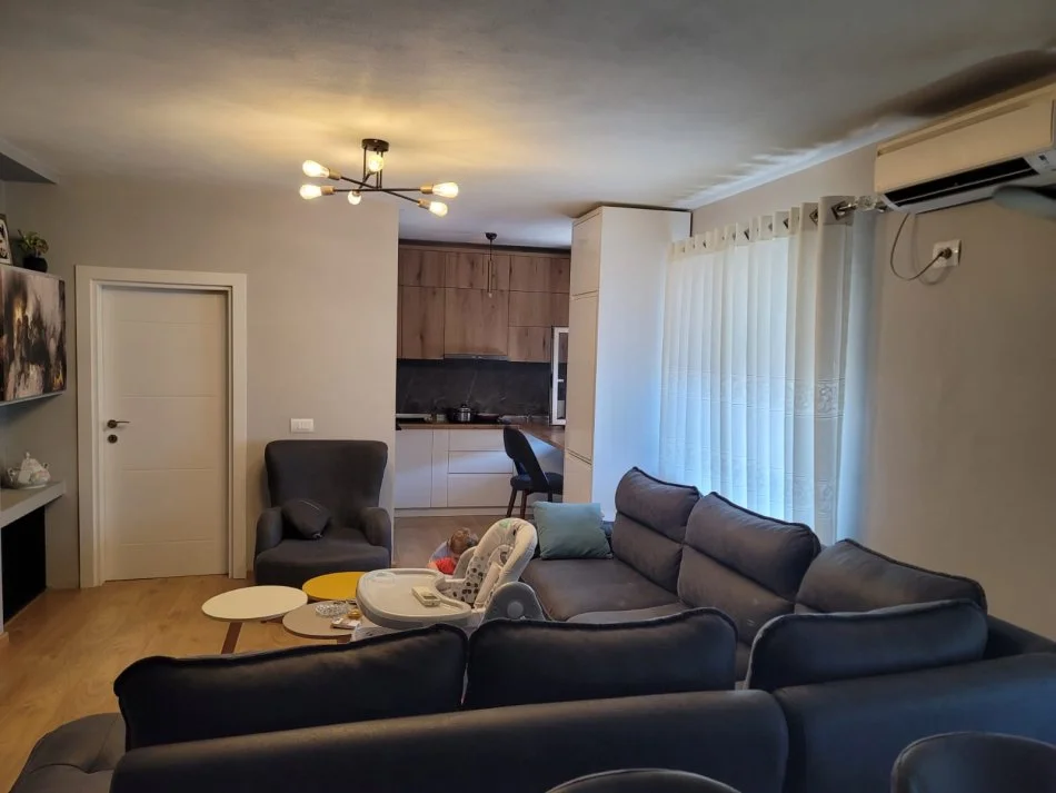 Tirane, shitet apartament 3+1 Kati 5, 96 m² 190.000 € (Rruga e Durresit)