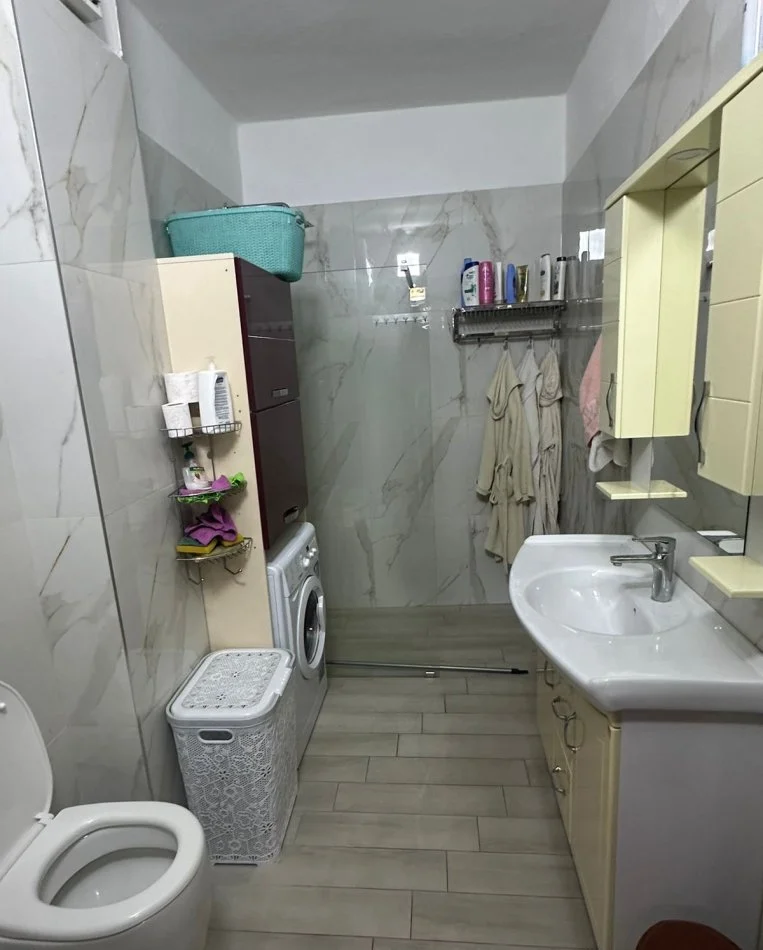 Tirane, jepet me qera apartament 2+1+Ballkon Kati 4, 140 m² 500 € (Rruga)