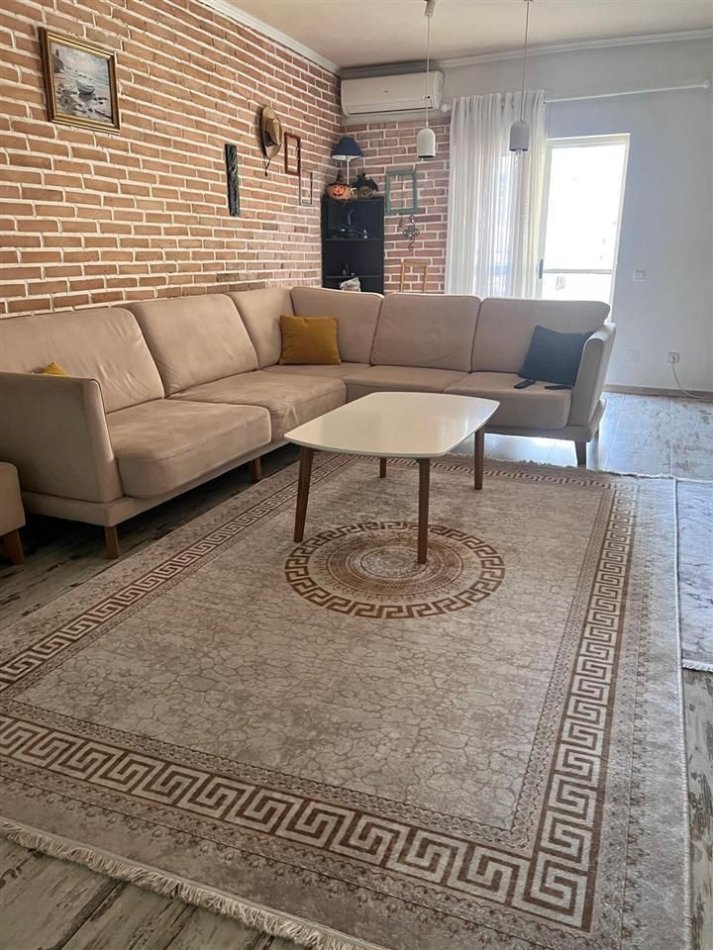 Shqiperi, jepet me qera apartament 2+1+Ballkon Kati 8, 100 m² 660 € (Komuna e Parisit)