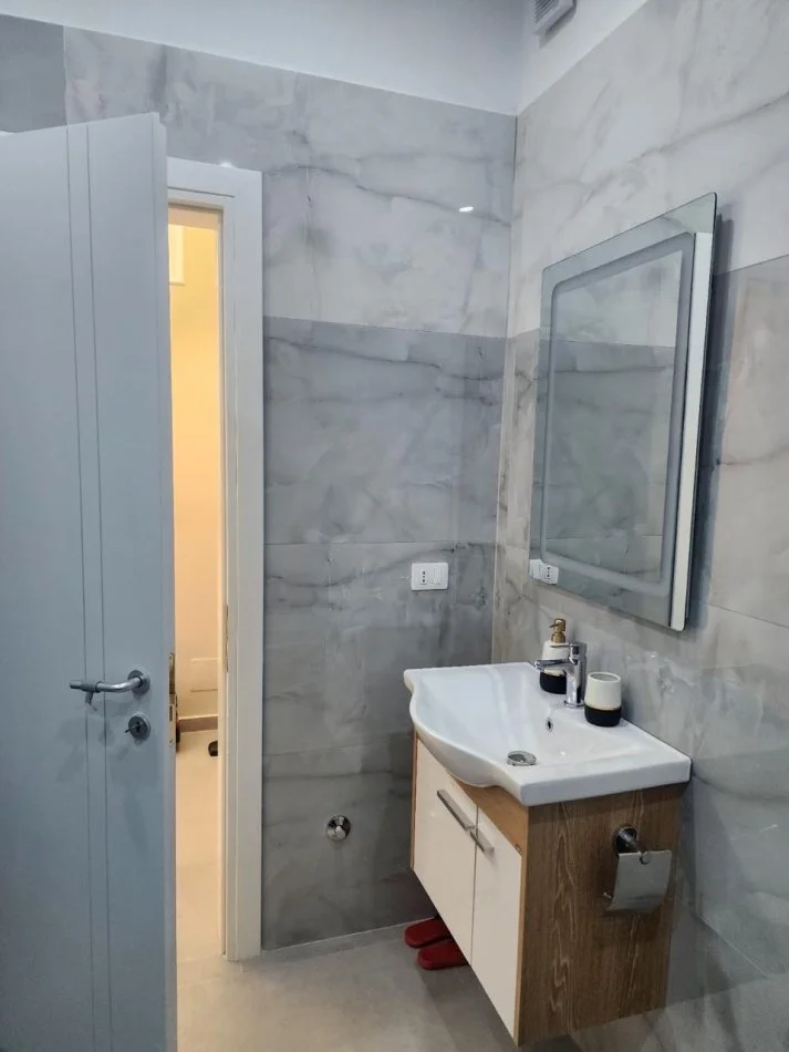 Vlore, jepet me qera apartament 2+1+Aneks+Ballkon Kati 6, 100 m² 600 € 