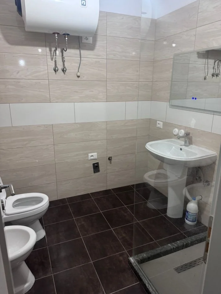 Tirane, jepet me qera apartament 2+1+Ballkon Kati 3, 95 m² 330 € (rruga Sabri Preveza)