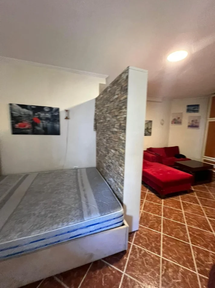 Tirane, jepet me qera apartament Kati 4, 35 m² 400 € (Rruga e Elbasanit perballe Luarasit)