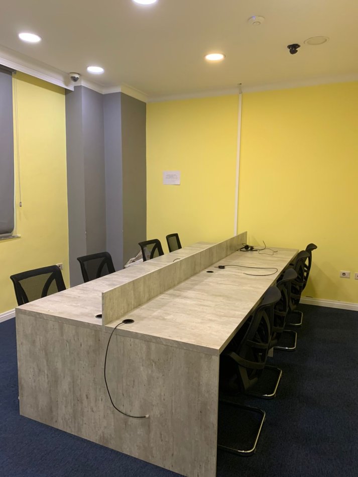 Tirane, jepet me qera zyre Kati 0, 200 m² 2.500 € (Bllok)