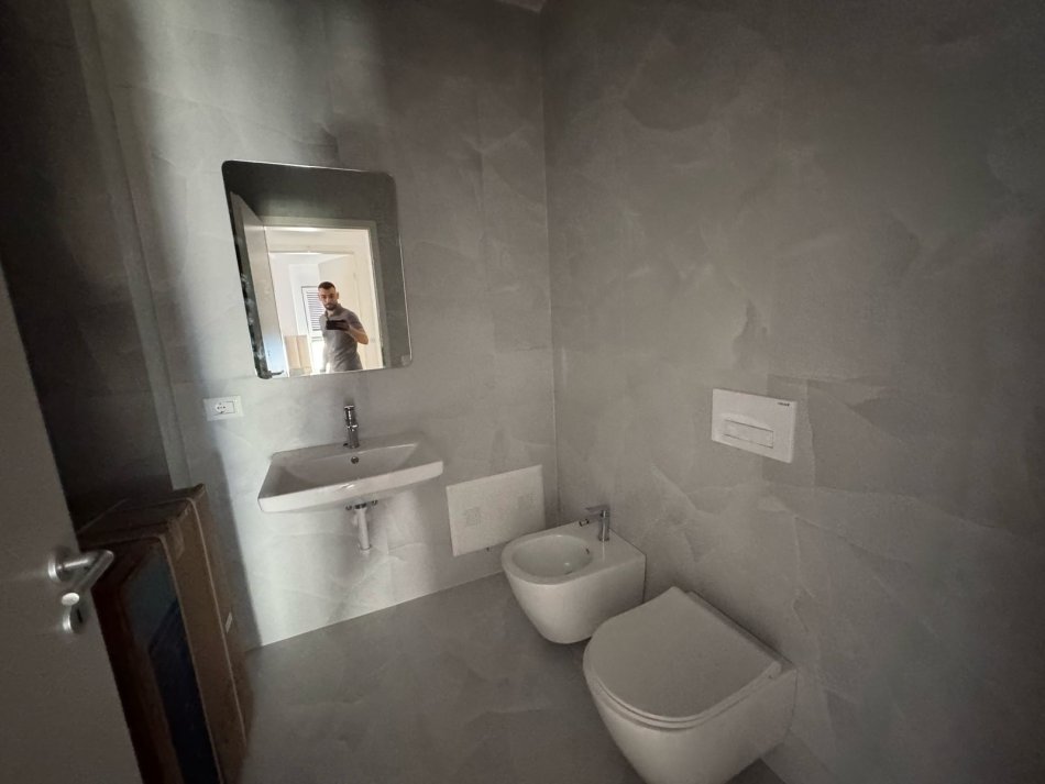 Tirane, jepet me qera apartament 2+1 Kati 5, 80 m² 550 € (ali demi)