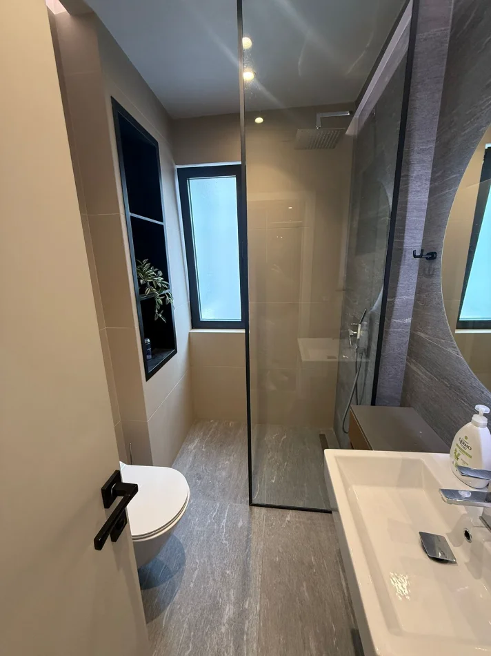 Tirane, jepet me qera apartament 2+1 Kati 3, 93 m² 1.300 € (Liqeni i Thate)