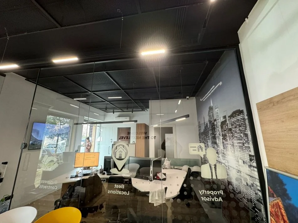 Tirane, jepet me qera ambjent biznesi Kati 0, 55 m² 1.000 € (Bulevardi Gjergj Fishta)