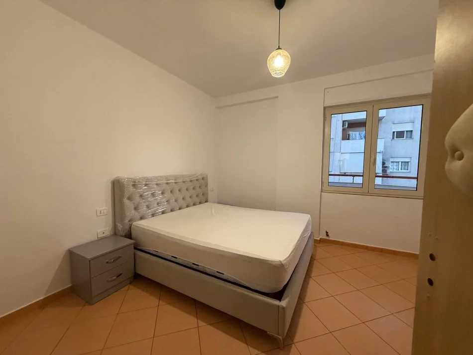 Tirane, jepet me qera apartament 1+1+Ballkon Kati 4, 65 m² 500 € (Prane Kopshtit Zoologjik)