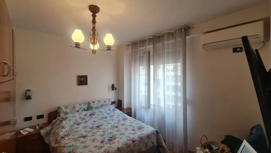 Tirane, jepet me qera apartament 2+1+Ballkon Kati 4, 120 m² 600 € (Rruga e kavajes)
