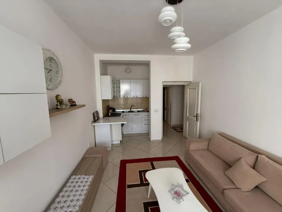 Tirane, jepet me qera apartament 2+1 Kati 2, 90 m² 500 € (Kinostudio)