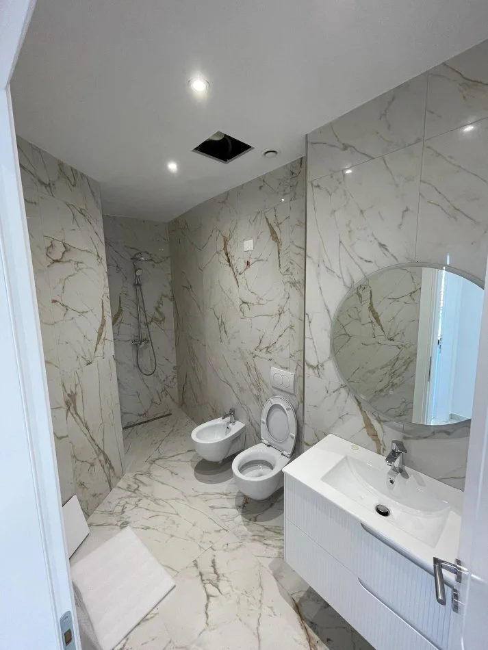 Tirane, jepet me qera zyre Kati 6, 132 m² 1.200 € (Rruga e Kosovareve)