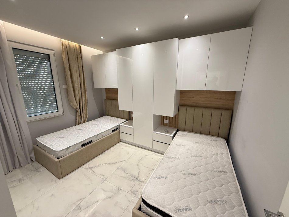 Tirane, jepet me qera 2+1 Kati 3, 90 m² 700 € (ish fusha e aviacionit)
