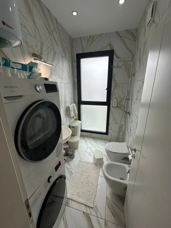 Tirane, jepet me qera apartament 2+1 Kati 8, 115 m² 1.800 € (Rruga Kosovareve)