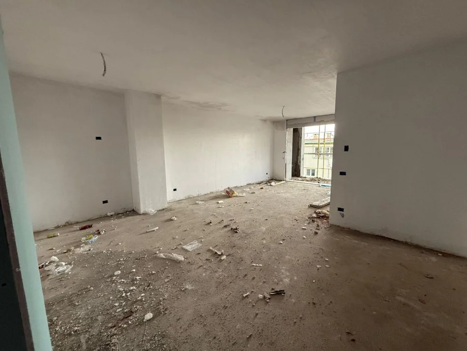 Shqiperi, shes apartament 2+1+Aneks+Ballkon Kati 4, 116 m² 229.000 € (Shitet apartament 2+1+2 Prane Radison Hotel)