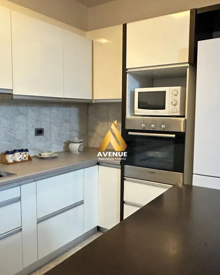 Tirane, jepet me qera apartament 2+1 , 102 m² 900 € (Rruga Elbasanit)