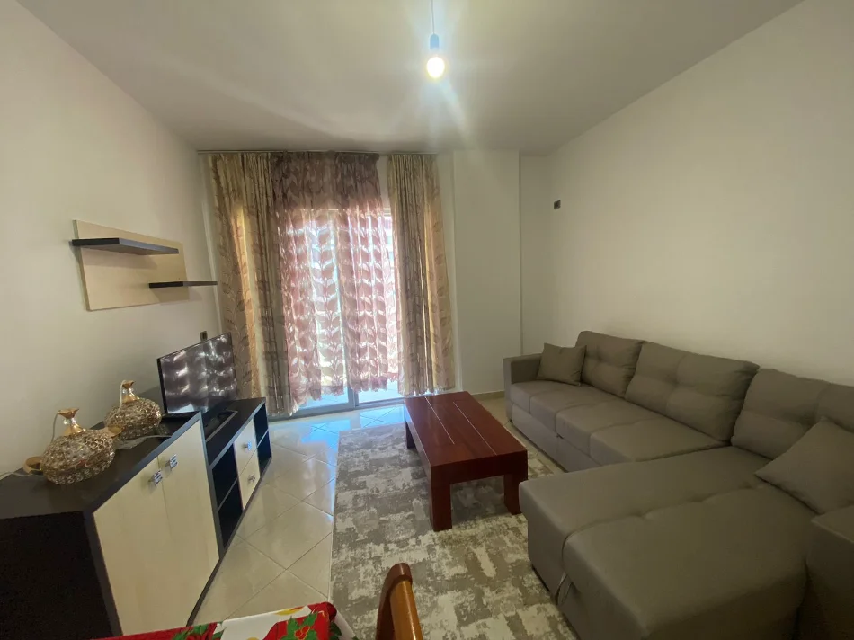 Tirane, jepet me qera apartament 2+1 Kati 5, 500 € (kashar)