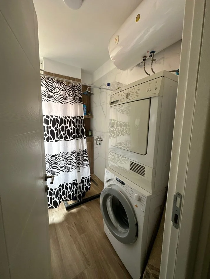 Tirane, jepet me qera apartament 2+1+Ballkon Kati 4, 100 m² 550 € (Xhamia e Selites)