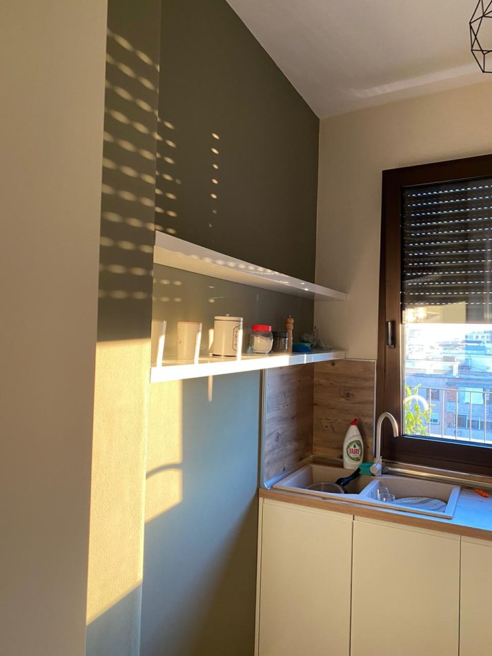 Tirane, jepet me qera apartament 1+1 Kati 6, 1.000 € (Rruga e Barrikadave)