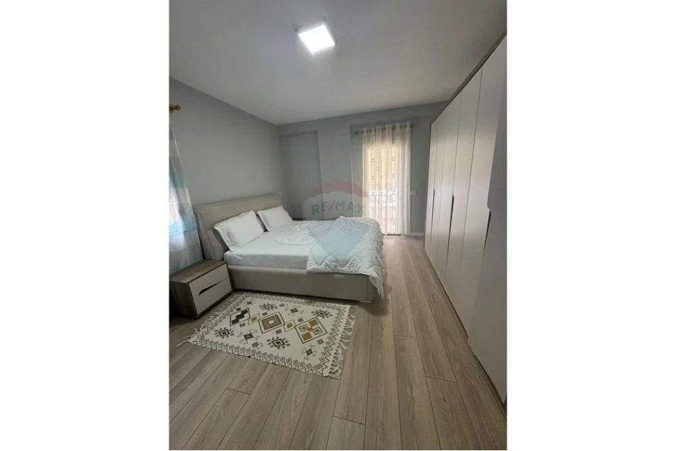 Tirane, jepet me qera 2+1 , 100 m² 500 € (Apartament Modern me 2 Dhoma te Fresku, Tiranë)