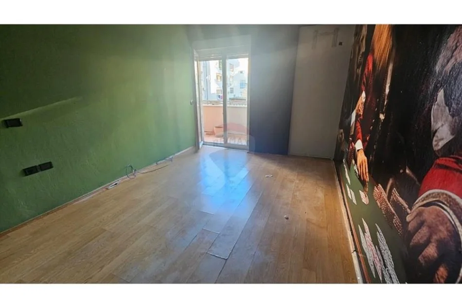 jepet me qera , 97 m² 850 € (Ambjent me qira per zyra te Posta nr 8)