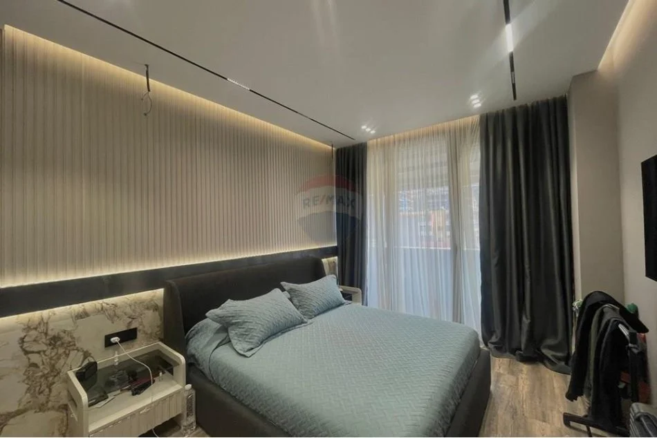 shitet , 120 m² 270.000 € (Apartament 2+1+2 për shitje Tregu i Ri Elektrik)